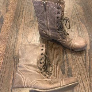 Steve Madden Combat Boot in Gray/Beige